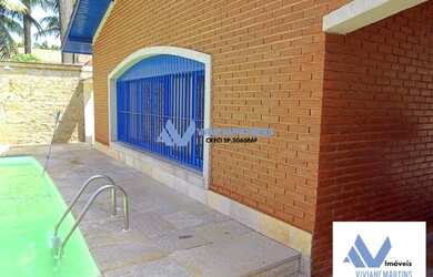 Imagem: A casa possui 4 Dormitórios, 3 Banheiros, 5 Vagas na garagem