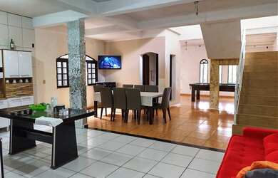 Imagem: A casa possui 3 Dormitórios, 4 Banheiros, 279m² de Área e