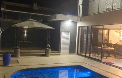 Imagem: A casa possui 4 Dormitórios, 5 Banheiros, 4 Vagas na garagem