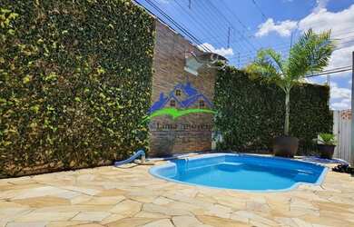 Imagem: A casa possui 2 Dormitórios, 2 Banheiros, 2 Vagas na garagem