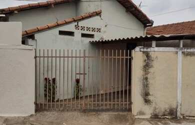 Imagem: A casa possui 4 Dormitórios, 3 Banheiros, 2 Vagas na garagem