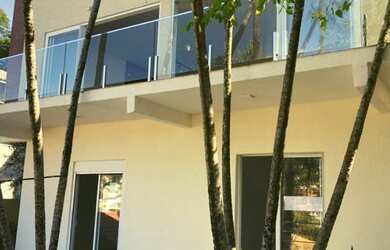 Imagem: A casa possui 4 Dormitórios, 5 Banheiros, 4 Vagas na garagem