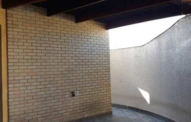 Imagem: A casa possui 3 Dormitórios, 3 Banheiros, 2 Vagas na garagem