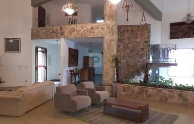 Imagem: A casa possui 4 Dormitórios, 3 Banheiros, 4 Vagas na garagem