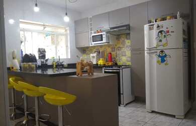 Imagem: A casa possui 3 Dormitórios, 3 Banheiros, 2 Vagas na garagem