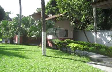 Imagem: A casa possui 3 Dormitórios, 2 Banheiros, 5 Vagas na garagem