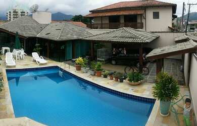 Imagem: A casa possui 4 Dormitórios, 2 Banheiros, 4 Vagas na garagem