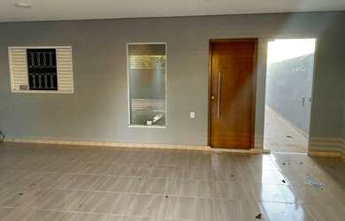 Imagem: A casa possui 2 Dormitórios, 3 Banheiros, 3 Vagas na garagem