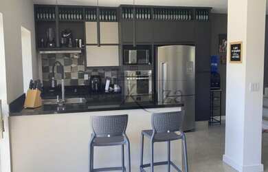 Imagem: A casa em condomínio possui 4 Dormitórios, 1 Banheiro, 2 Vagas