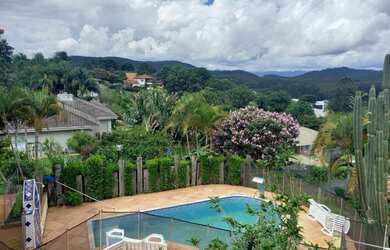 Imagem: A casa possui 5 Dormitórios, 5 Banheiros, 4 Vagas na garagem