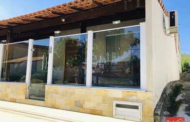 Imagem: A casa possui 3 Dormitórios, 2 Banheiros, 2 Vagas na garagem