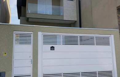 Imagem: A casa possui 3 Dormitórios, 1 Banheiro, 2 Vagas na garagem