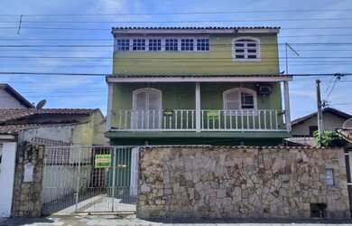 Imagem: A casa possui 4 Dormitórios, 3 Banheiros, 1 Vaga na garagem