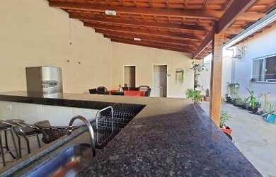 Imagem: A casa possui 3 Dormitórios, 2 Banheiros, 2 Vagas na garagem