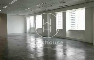 Imagem: O depósito possui 4 Vagas na garagem, 178m² de Área e está