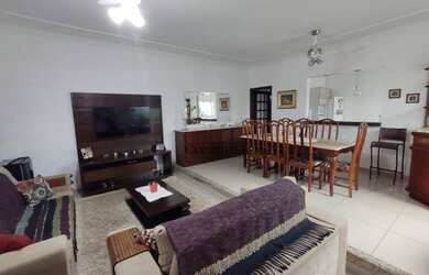 Imagem: A casa possui 3 Dormitórios, 2 Banheiros, 2 Vagas na garagem