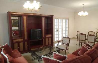 Imagem: A casa possui 3 Dormitórios, 2 Banheiros, 3 Vagas na garagem