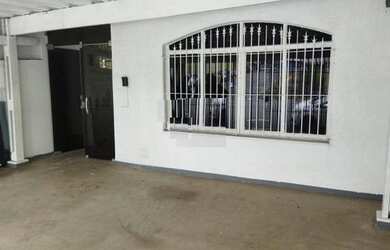 Imagem: A casa possui 5 Dormitórios, 2 Banheiros, 2 Vagas na garagem