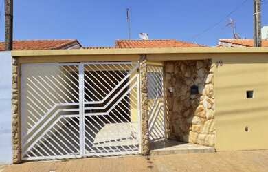 Imagem: A casa possui 3 Dormitórios, 3 Banheiros, 3 Vagas na garagem