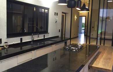 Imagem: A casa em condomínio possui 3 Dormitórios, 2 Banheiros, 2