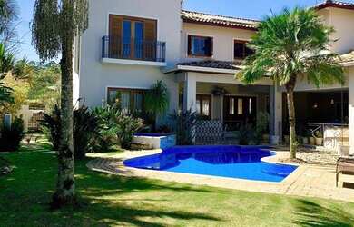 Imagem: A casa em condomínio possui 4 Dormitórios, 5 Banheiros, 2