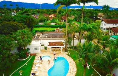 Imagem: A casa possui 4 Dormitórios, 3 Banheiros, 5 Vagas na garagem