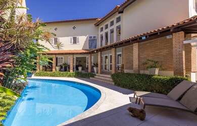 Imagem: A casa possui 4 Dormitórios, 5 Banheiros, 4 Vagas na garagem