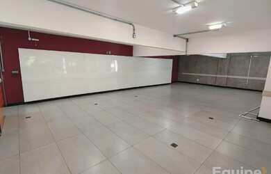 Imagem: O depósito possui 5 Vagas na garagem e 520m² de Área e está