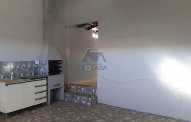 Imagem: A casa possui 2 Dormitórios, 1 Banheiro, 2 Vagas na garagem