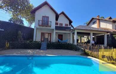 Imagem: A casa possui 3 Dormitórios, 3 Banheiros, 5 Vagas na garagem