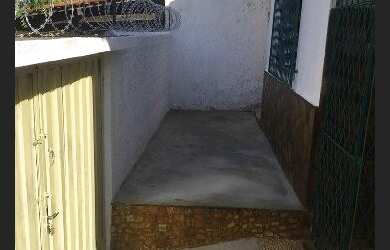 Imagem: A casa possui 3 Dormitórios, 2 Banheiros, 1 Vaga na garagem