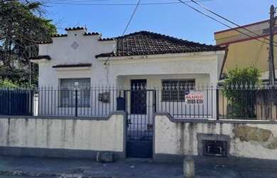 Imagem: A casa possui 2 Dormitórios, 2 Banheiros, 5 Vagas na garagem