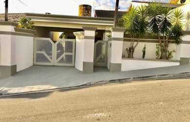 Imagem: A casa possui 3 Dormitórios, 3 Banheiros, 3 Vagas na garagem