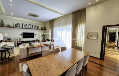 Imagem: A casa em condomínio possui 4 Dormitórios, 5 Banheiros, 2