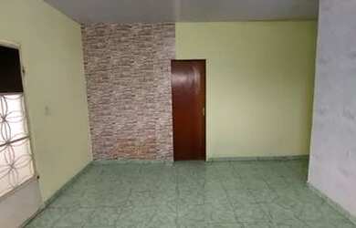 Imagem: A casa possui 3 Dormitórios, 1 Banheiro, 1 Vaga na garagem