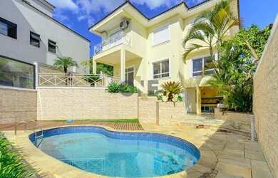 Imagem: A casa em condomínio possui 4 Dormitórios, 5 Banheiros, 5