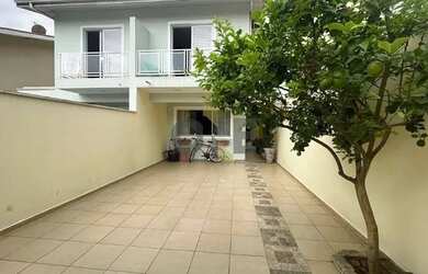 Imagem: A casa em condomínio possui 3 Dormitórios, 3 Banheiros, 2