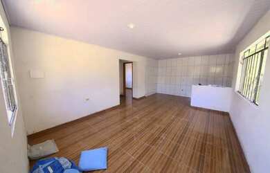 Imagem: A casa possui 2 Dormitórios, 1 Banheiro, 2 Vagas na garagem