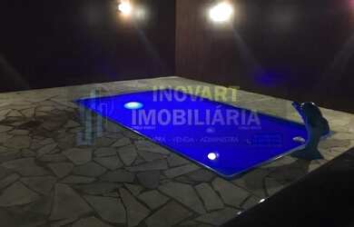 Imagem: A casa possui 3 Dormitórios, 2 Banheiros, 2 Vagas na garagem