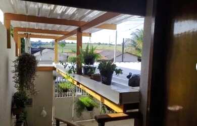 Imagem: A casa possui 3 Dormitórios, 2 Banheiros, 2 Vagas na garagem