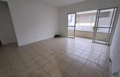 Imagem: O apartamento possui 3 Dormitórios, 1 Banheiro, 1 Vaga na garagem