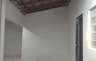 Imagem: A casa possui 3 Dormitórios, 2 Banheiros, 1 Vaga na garagem