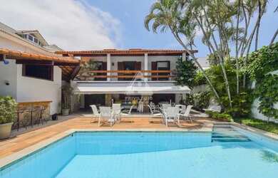 Imagem: A casa em condomínio possui 5 Dormitórios, 5 Banheiros, 4