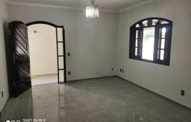 Imagem: A casa possui 3 Dormitórios, 3 Banheiros, 3 Vagas na garagem