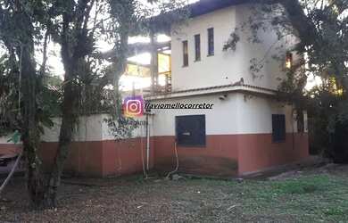 Imagem: A casa possui 3 Dormitórios, 1 Banheiro, 3 Vagas na garagem