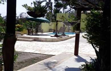 Imagem: A casa possui 4 Dormitórios, 2 Banheiros, 4 Vagas na garagem