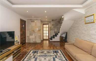 Imagem: A casa possui 3 Dormitórios, 4 Banheiros, 3 Vagas na garagem