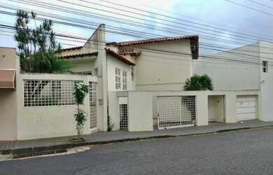 Imagem: A casa possui 5 Dormitórios, 3 Banheiros, 4 Vagas na garagem