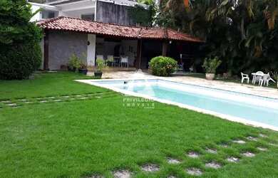 Imagem: A casa em condomínio possui 4 Dormitórios, 4 Banheiros e 583m²