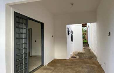 Imagem: A casa possui 3 Dormitórios, 2 Banheiros e está localizado